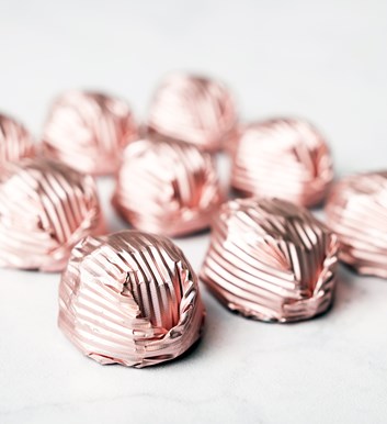 yaldızlı pembe renkli çikolata