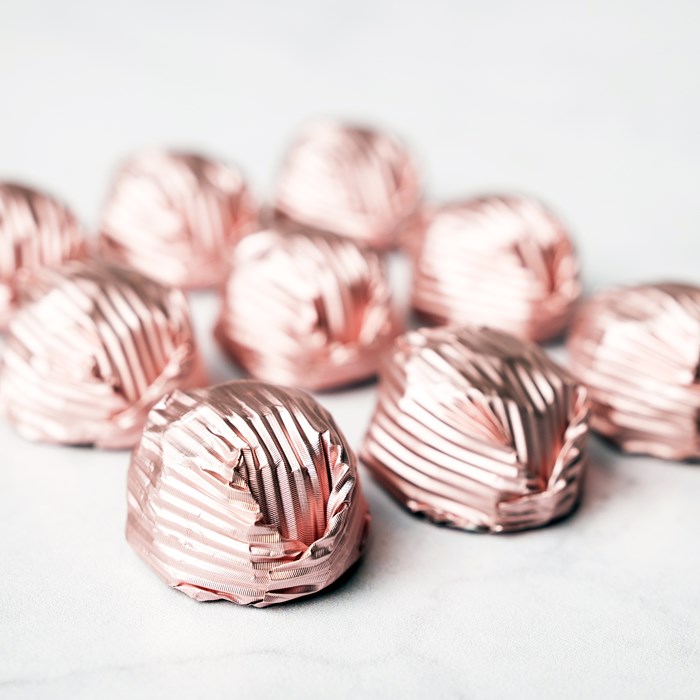 yaldızlı pembe renkli çikolata